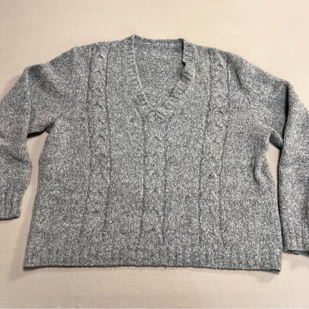 Women’s Gray Cable Knit V-Neck Sweater Size Large Cozy Chunky Knit Pullover - Picture 5 of 12